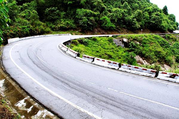 Một khúc cua đẹp trên đèo Hải Vân