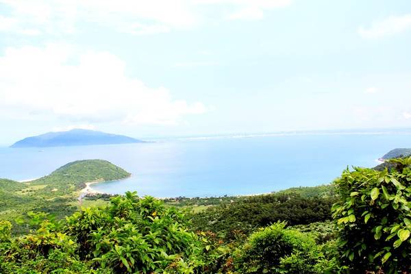 Biển trong xanh nhìn từ trên đèo Hải Vân