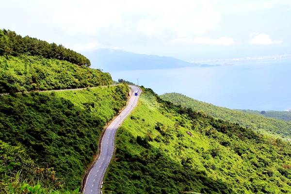 Con đường khiến bao người mê mẩn trên đèo Hải Vân