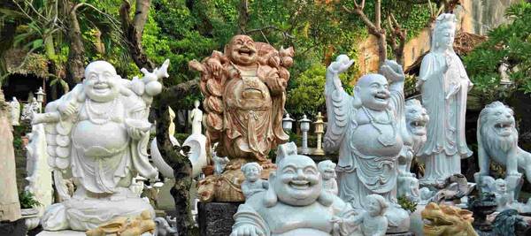 Nghệ nhân chế tác đá tại làng nghề Non Nước