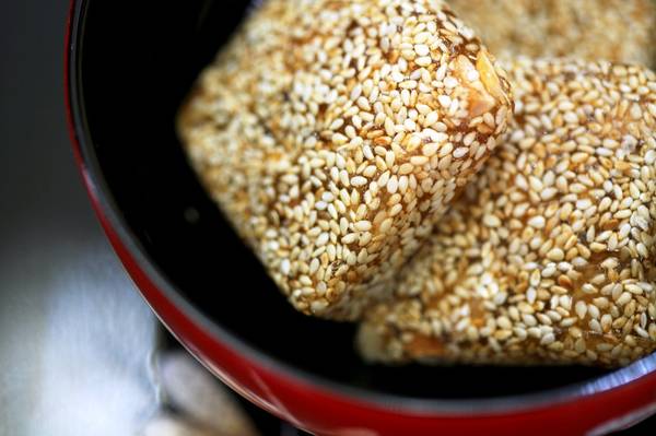 Bánh khô mè Cẩm Lệ đặc sản làng nghề Đà Nẵng