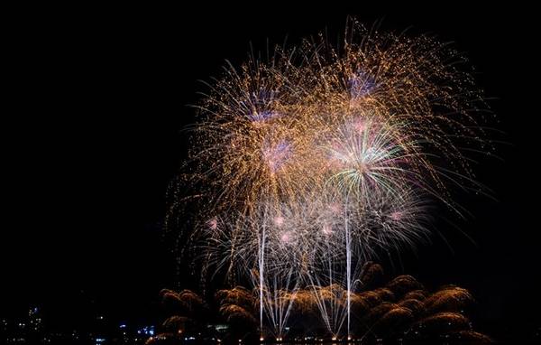 Đội Pyrotecnico (Mỹ) trình diễn pháo hoa Đà Nẵng với chủ đề “Trọn vẹn tình yêu”.