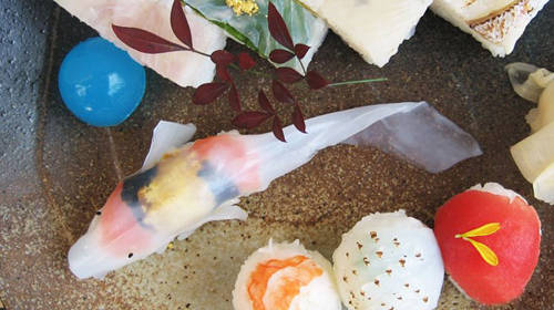 Đĩa sushi cá koi được trang trí chi tiết như bể cá thật