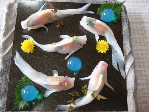Sushi là món ăn Nhật mê hoặc cả thế giới bởi sự đơn giản mà đòi hỏi chế biến tinh tế. Cá koi được xem như "quốc ngư" của xứ sở hoa anh đào. Món sushi cá koi là sự kết hợp đầy nghệ thuật giữa hai niềm tự hào của người Nhật. Những miếng sushi cá koi có thể sẽ khiến thực khách lầm tưởng với những con cá sống đang bơi trong bể.