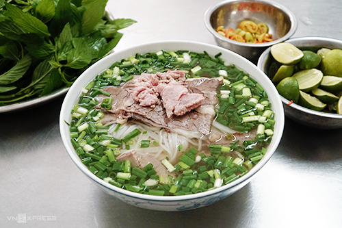 Phở Tàu Bay món ăn ấm bụng mùa mưa Sài Gòn