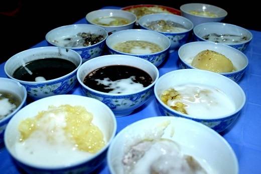 Chén chè nhỏ món ăn chồng dĩa ngọt ngào