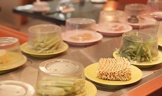 Lẩu băng chuyền món ăn chồng dĩa hiện đại