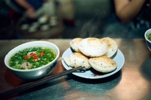 Bánh căn món ăn chồng dĩa duyên hải