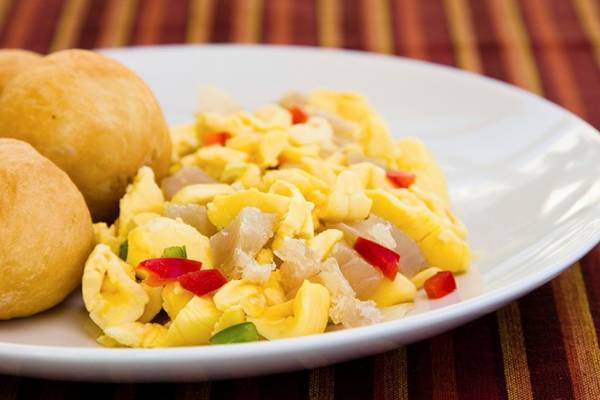 Phần màu vàng được dùng để làm món đặc sản của Jamaica – hạt Ackee và cá kho mặn