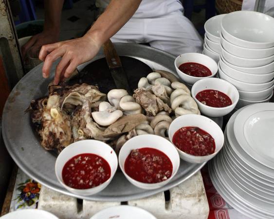 Món ăn đáng sợ tiết canh vịt hoặc lợn ở Đông Nam Á