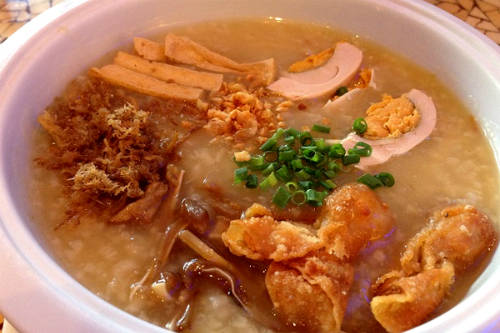 Canh gà Philippines gần giống cháo gà.