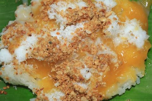 Xôi nóng thơm ngon phục vụ thực khách ăn đêm Nha Trang