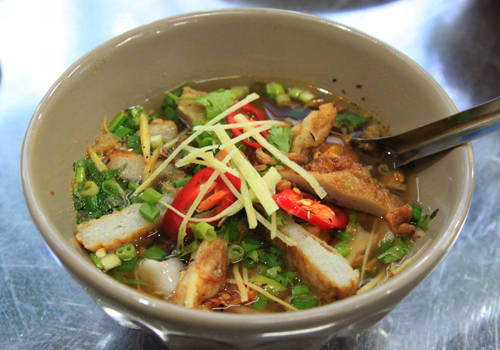 Bát bánh canh nóng hổi phát huy tác dụng giữa đêm lạnh. Ảnh: Tiêu Phong.