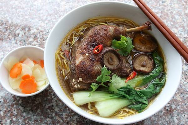 Mì vịt tiềm:  Mỗi tô mì dùng kèm miếng vịt to thơm mùi thuốc Bắc, ăn với đu đủ bào miếng lớn dai dai. Món này phải ăn khô mới thấy ngon miệng và cũng để cảm nhận trọn vẹn sự dai của từng sợi mì vàng. Ăn kèm là chén nước lèo nấu với khoảng 5 loại thuốc Bắc cùng xương hầm. Chợ Lớn được xem như “thủ phủ” của món mì vịt tiềm với nhiều điểm bán tập trung có từ hai đến ba hàng, chạy dọc đường Nguyễn Trãi, Huỳnh Mẫn Đạt, Trần Hưng Đạo… Giá một tô từ 50.000 đồng. Ảnh: Foody.