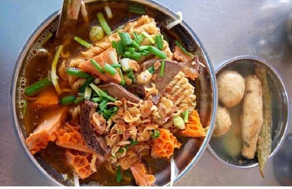 Phá lấu:  Một nồi nước phá lấu gồm các gia vị như ngũ vị hương, quế chi, bát giác, đại hồi, tiểu hồi cùng một số vị thuốc Bắc. Còn phần thịt của heo ở bất cứ bộ phận nào cũng đều có thể dùng nấu phá lấu, bao gồm cả lưỡi, tai, ruột đến bao tử... Ở Sài Gòn, phá lấu được chế ra rất nhiều loại như ăn với bánh mì, nướng, lẩu và còn có cả món phá lấu mì gói, bánh mì kẹp phá lấu... Ở quận 5, Phá lấu Tâm Ký là tiệm nổi tiếng nhất, giá từ 280.000 đồng một kg, bánh mì phá lấu từ 20.000 đồng một ổ. Ảnh: Huỳnh Thảo.