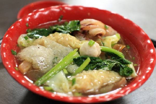 Sủi cảo: Trong ẩm thực của người Hoa, sủi cảo là một món ăn truyền thống, gồm ba thành phần chính là sủi cảo, cải ngọt và nước dùng. Ở Chợ Lớn, món này được biến tấu cho phù hợp khẩu vị người Việt với nhiều nguyên liệu như mực, cá viên, da heo, tôm... Phần nhân sủi cảo thường làm từ tôm tươi nên khi ăn có vị ngọt thanh mà không béo. Nước dùng trong vắt, có vị ngọt tự nhiên rất vừa miệng. Ở quận 11, đường Hà Tôn Quyền được gọi là "đường sủi cảo" với nhiều quán bán món này, giá một phần là 35.000 đồng. Ảnh: Huấn Phan.