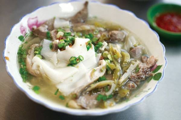 Hủ tiếu hồ: Hủ tiếu hồ có sợi hủ tiếu bản to, lá bánh mỏng mượt, ăn kèm cải chua xắt nhỏ, bao tử và lưỡi heo. Nước hủ tiếu pha ít bột năng để tạo độ hồ. Các quán bán món này nằm ở góc đường Gò Công - Gia Phú (Quận 6), đường Đình Hòa (Quận 8), giá 25.000 đồng một tô. Ảnh: Việt Đức.