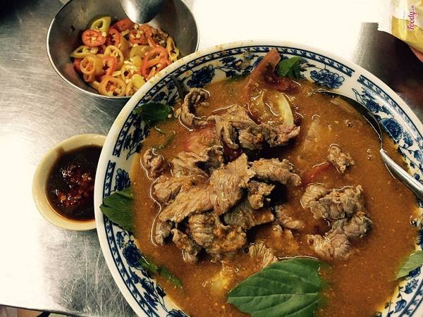 Hủ tiếu sa tế: Hủ tiếu sa tế thường ăn kèm thịt bò hoặc thịt nai. Nước dùng có độ sệt, chỉ vừa xăm xắp sợi hủ tiếu, màu nâu đục và thơm lừng vị đậu phộng rang với mè. Sự tổng hòa của các loại gia vị tạo nên món nước dùng thanh dịu mà không kém phần nồng nàn, mang đủ vị cay, chua, mặn, ngọt. Nơi bán món này phổ biến là quán Quảng Ký trên đường Triệu Quang Phục Quận 5 hoặc một số xe đẩy xung quanh chợ Kim Biên. Giá mỗi tô từ 50.000 đồng. Ảnh: Lozi.