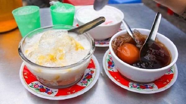 Chè người Hoa: Chè khu Chợ Lớn lấy sự ngọt thanh tao của đường phèn làm tiêu chuẩn. Những món chè đặc trưng khó kiếm ở quận khác mà du khách nên một lần nếm thử là: hột gà trà, chè đậu hũ hạnh nhân, chè bo bo trứng cút, chè bạch quả... Các tiệm chè lâu đời và nổi tiếng để tham khảo gồm Chè Hà Ký, Chè Thanh Tâm, chè Nhà Đèn…, giá dao động 20.000-50.000 đồng một ly. Ảnh: Diadiemanuong.