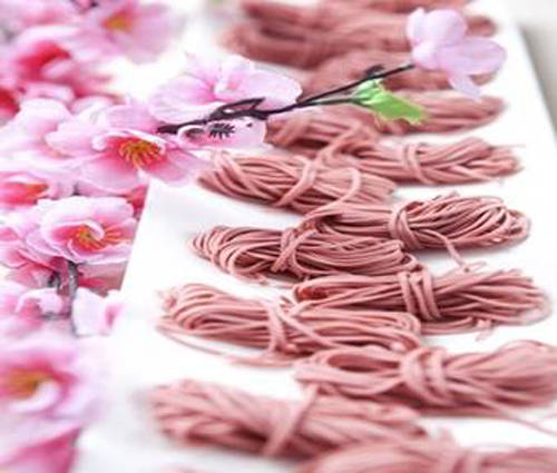 Mì lạnh sakura - món ăn hoa anh đào từ bột cánh hoa anh đào