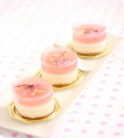 Sakura Cheese là món bánh kem tuyệt đẹp kết hợp giữa hai màu hồng và trắng, tạo nên hương vị tinh tế mới với mùi ngọt ngào của hương hoa với vị kem mềm mại từ pho mát. Ảnh: Visit Japan.