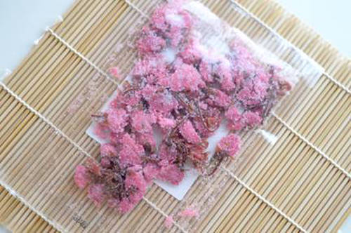 Bí quyết giữ hoa anh đào tươi đẹp có thể dùng cả năm là ướp muối những bông hoa đó. Nguyên tắc chọn anh đào để muối khô khá nghiêm khắc, phải là những bông đã nở khoảng 7 phần và còn nguyên phần cuống. Từ nhiều thế kỷ trước, người Nhật ngâm hoa anh đào tươi trong giấm mơ để giữ nguyên màu hồng đặc trưng, sau đó ngâm tiếp với muối và để trong vòng 3-4 tuần mới đem phơi khô. Đây là phương pháp truyền thống để lưu giữ nguyên vẹn màu sắc và hương vị hoa anh đào trong suốt cả năm. Ảnh: Mimiclaire.
