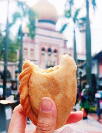 Curry puff Singapore - món ăn đường phố châu Á hình bánh gối với nhân cà ri, thịt và khoai tây.