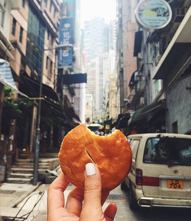 Bánh bà xã Hong Kong - món ăn đường phố châu Á thơm ngon với vỏ giòn và nhân đậu xanh, sầu riêng hoặc thập cẩm.
