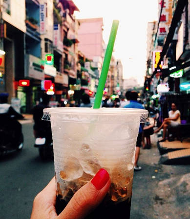 Cà phê sữa đá Việt Nam - món ăn đường phố châu Á đã trở thành nét văn hóa của Sài Gòn, thơm lừng và mát lạnh.