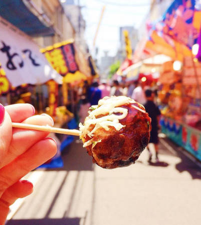 Takoyaki Nhật Bản - món ăn đường phố châu Á hình tròn chiên giòn với nhân bạch tuộc dai giòn.
