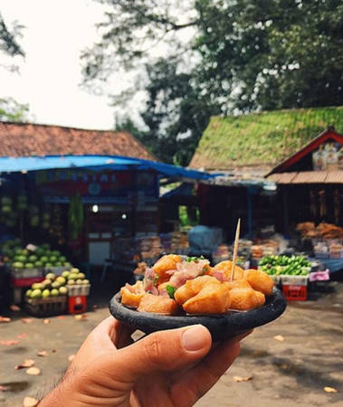 Tahu Gejrot Indonesia - món ăn đường phố châu Á từ đậu hũ chiên giòn trộn nước tương chua ngọt.