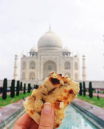 Paratha là món bánh rán làm từ bột mỳ, bên trong có nhân thập cẩm từ rau hoặc củ quả, ăn kèm với xốt tương ớt xoài. Bánh rán paratha là món ăn dân dã của Ấn Độ, thơm ngon với cảm giác giòn xốp của vỏ bánh, dai dai của phần nhân.