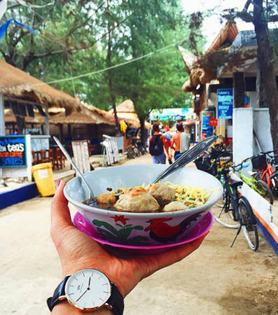 Bakso là món ăn dân dã mà bạn hỏi bất cứ người dân Indonesia nào cũng biết. Được làm từ những viên thịt bò thơm ngon cùng bột sắn, một bát Bakso thường có rau, đậu hũ, trứng, bò viên và bún hoặc mì rất dễ ăn lại thanh mát.