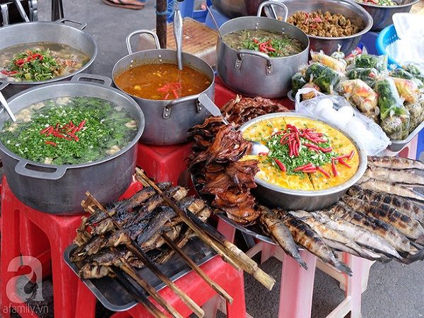 Một quầy bán đồ ăn sẵn đầy màu sắc với các món cá nướng đặc trưng của Campuchia