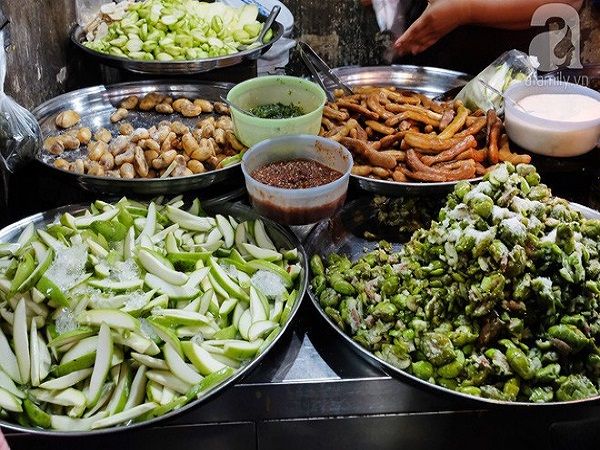 Các tín đồ của chua thế nào cũng phải ứa nước miếng với những quầy đồ chua hấp dẫn thế này. Các loại mê, xoài, cóc non, trái cà nà được trộn muối, đường, sốt ớt... chỉ nhìn thôi đã khiến người ta không thể cầm lòng được.