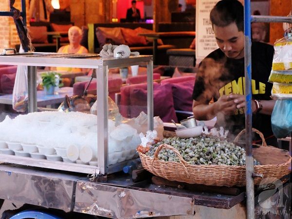 Một xe ốc hấp bán kèm thạch rau câu ở chợ đêm. Rất hợp để ăn thử, nhưng việc ăn liền 2 món với nhau thì bạn nên cân nhắc nhé.