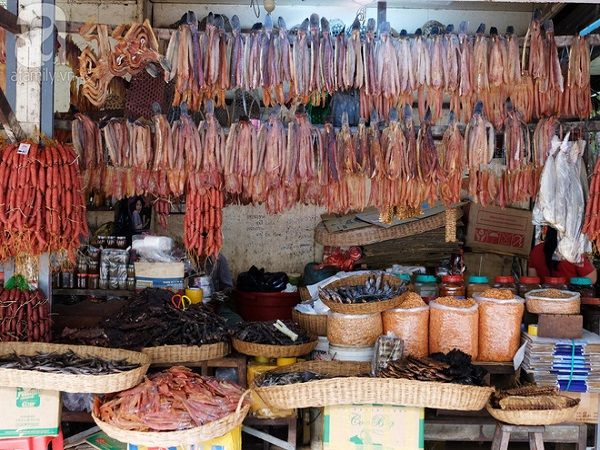 Các loại cá khô tuy không phải món ăn ngay nhưng lại là một đặc sản, rất hợp để mua làm quà ở Campuchia. Các loại khô cá sặc, khô cá lóc, tôm khô sẽ chế biến được rất nhiều món ngon.