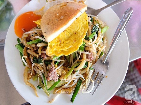 Mì xào có đến vài loại sợi mì để lựa chọn, vừa phần nhân cũng có thể đa dạng hơn với trứng, giò ăn kèm.