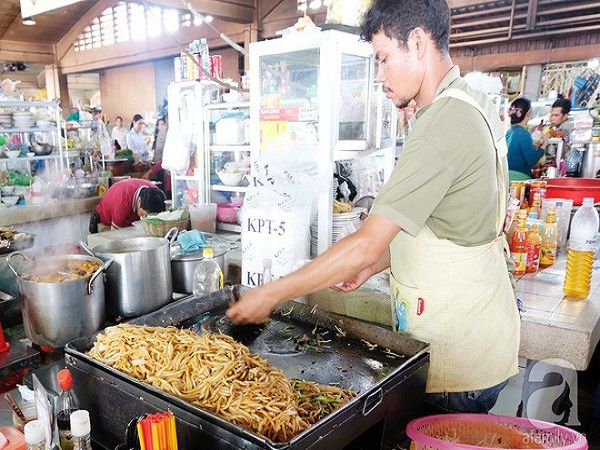 Một quầy mì xào ở Phompenh. Kiểu bày sợi mì trong khay kiêm chảo thế này gợi nhớ đến những quầy Pad Thái ở Thái Lan.