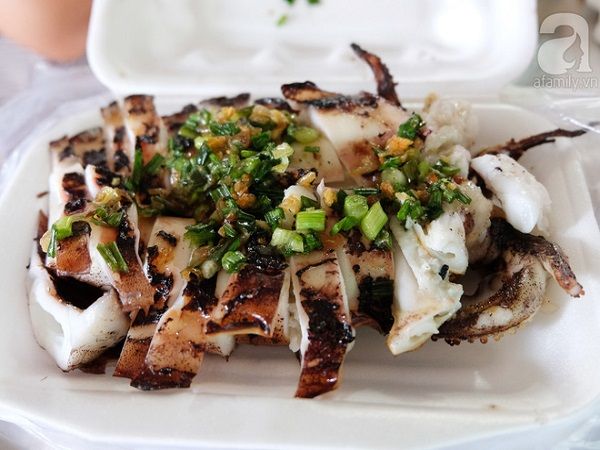 Các quầy hàng bán rất chuyên nghiệp, khi có khách, người bán sẽ nướng nóng lại rồi thêm chút mỡ hành, gói sốt ớt để chấm. Một con mực tùy to nhỏ có giá khoảng 5 đến 10 đô la.