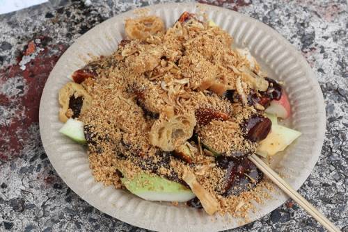 Một đĩa rojak bao gồm các loại hoa quả thái lát và mực, bột nhào rán trộn cùng nước chấm vị ngọt màu nâu đen. Thực chất đây là một loại salad trái cây truyền thống, theo tiếng Malaysia có nghĩa "sự kết hợp táo bạo". Món này bạn có thể tìm thấy cũng ở tiệm bán mì assam laksa.