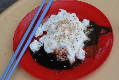 Chee cheong fun Món ăn này khá giống với bánh cuốn (mì gạo cuộn) trong các hàng dim sum nhưng vẫn có điểm khác. Ở Penang, món ăn này còn có chút sốt cay, ngọt màu đen có vị tôm và quánh. Bạn có thể tìm ăn món này trên đường Macalister, 10400 Penang.