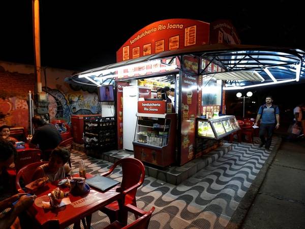 Podrao - món ăn đường phố Brazil với sandwich hoặc burger