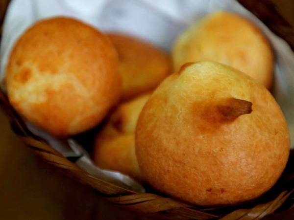 Với lớp vỏ màu vàng suộm bắt mắt bên ngoài và phần mềm dẻo bên trong, pão de queijo là một loại đồ ăn nhẹ rất được ưa thích ở Brazil. Bên trong bánh là bơ béo ngậy, sữa đặc ngọt ngào và cả bột ổi.
