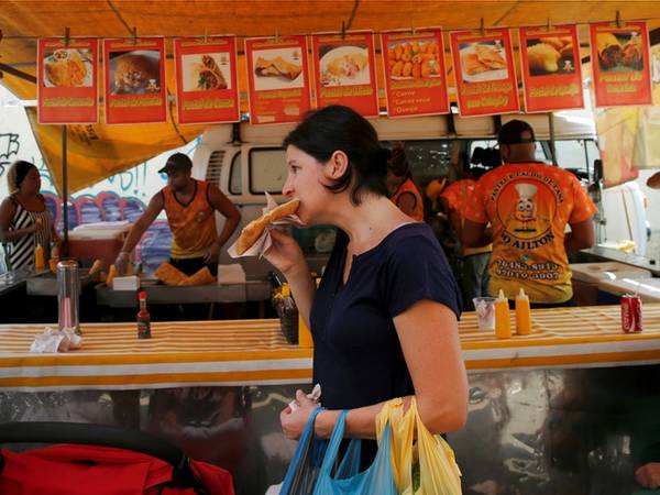 Feira là cách gọi các khu chợ nhỏ ven đường ở Brazil, rất tiện lợi để mọi người mua những món ăn nhanh như pastel de feira (một loại bánh có nhân thịt, bơ hoặc cá).