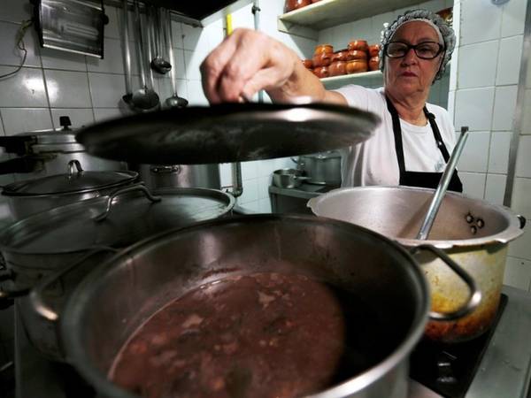 Feijoada, đậu đen hầm với thịt, là món ăn truyền thống độc đáo của Brazil.