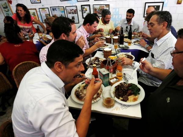Feijoada ăn với cơm, cùng cải xoăn chiên sơ, và farofa (bột sắn nướng). Không đơn thuần là một món ăn, feijoada còn là dịp để gặp gỡ, chia sẻ với bạn bè, gia đình vào mỗi thứ 7 - ngày feijoada.