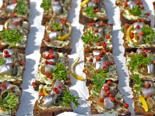Bánh mì đen cá trích Estonia - đặc sản đường phố châu Âu