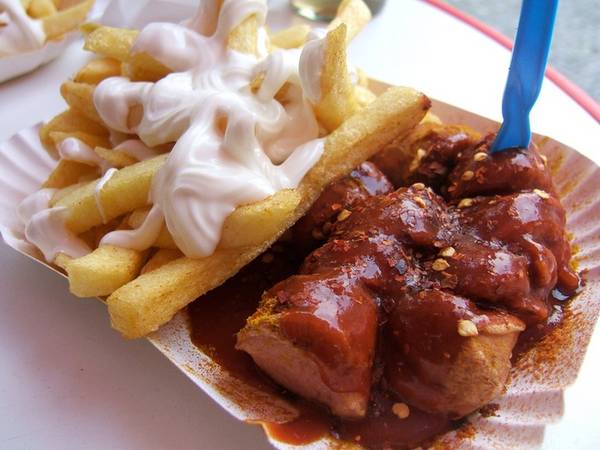 Currywurst Đức - món ăn đường phố châu Âu nổi tiếng