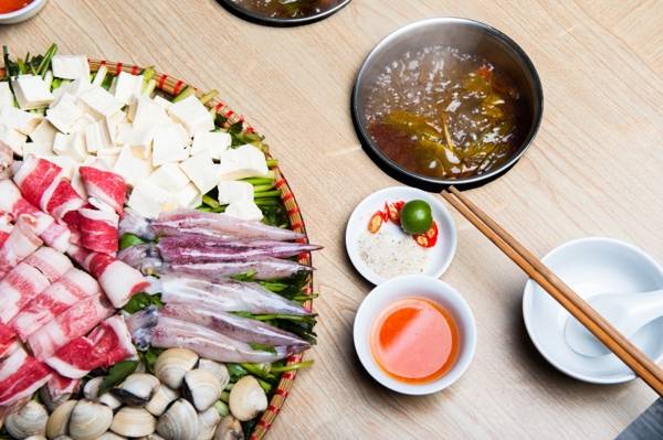 Lẩu cốc món ăn gây bão Hà Nội tại Đại Cồ Việt